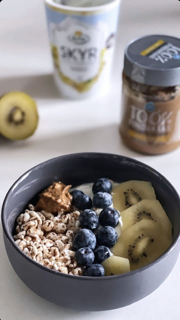 Skyr met gepofte spelt, fruit en 100% pindakaas